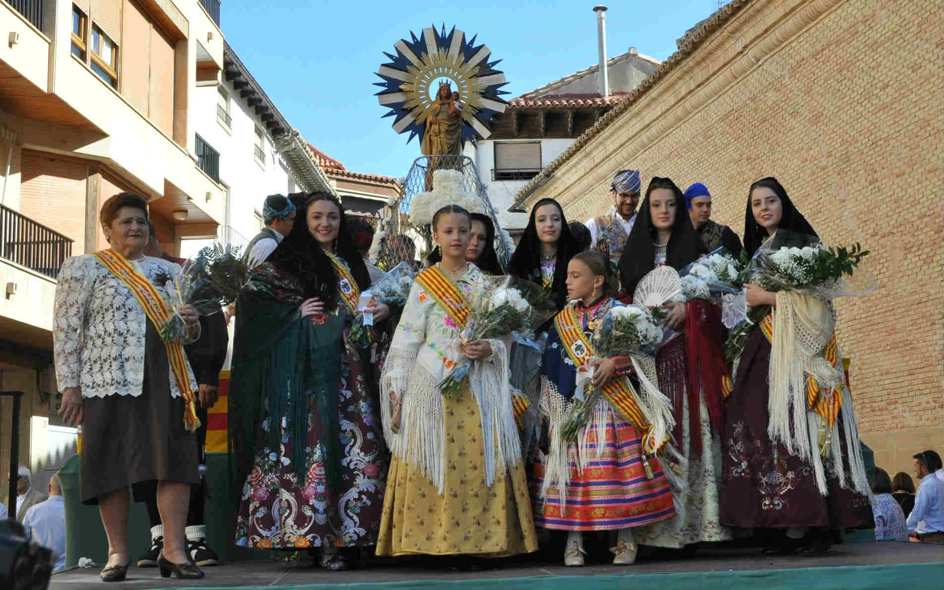 Familias enteras y grupos de amigos pasaron por la Ofrenda a la Virgen del Pilar