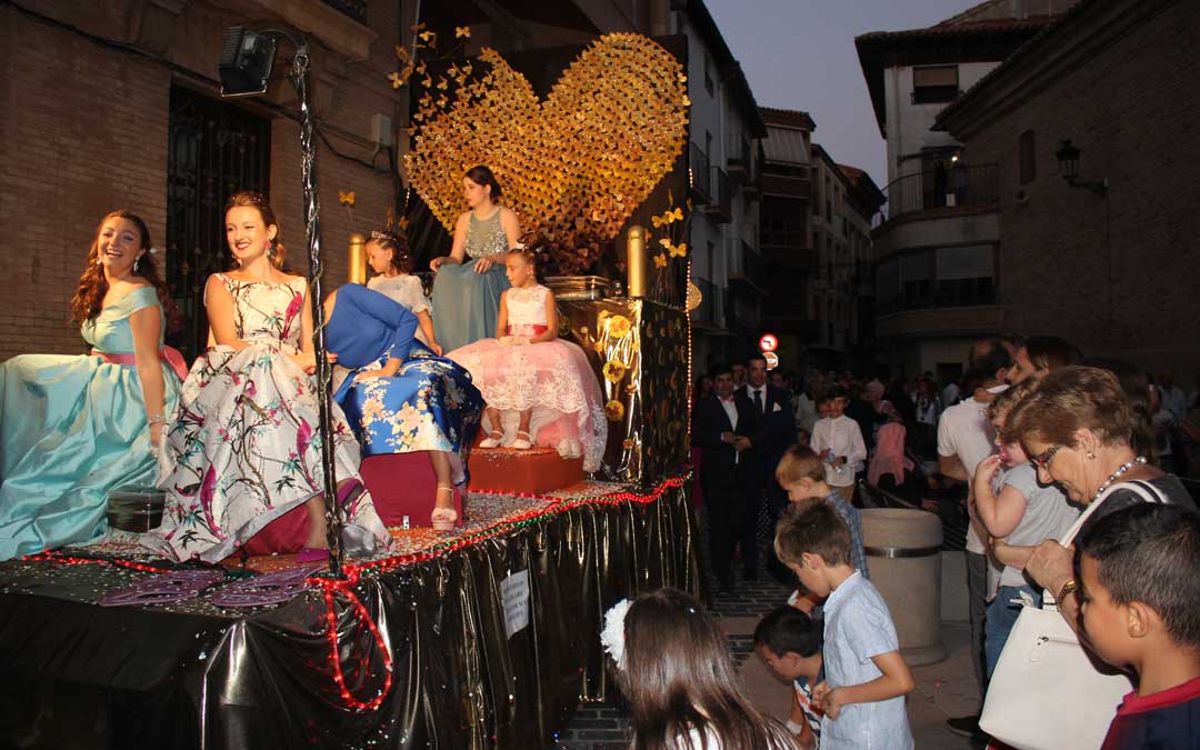 Las Reinas desfilando en su carroza por las calles de la localidad