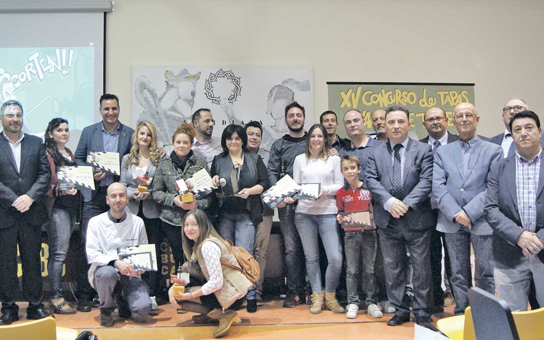 Foto de familia de los premiados con el jurado y los responsables políticos y sociales encargados de entregar los galardones ayer en uno de los salones de conferencias del Centro Buñuel Calanda.