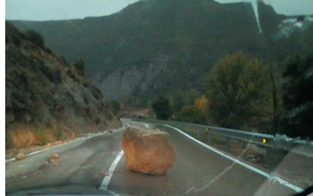 Piedra de gran tamaño en la carretera entre Mirambel y Olocau del Rey. Foto: David Jiménez