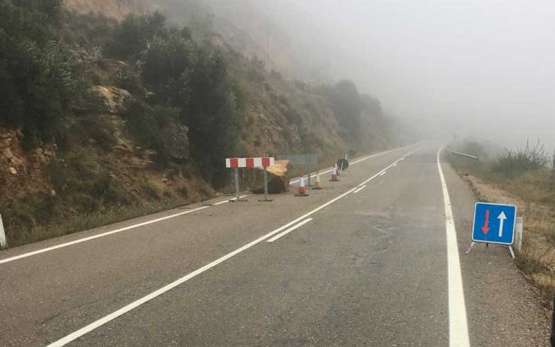 Piedra que se ha caído en la carretera de Castelserás a Alcañiz