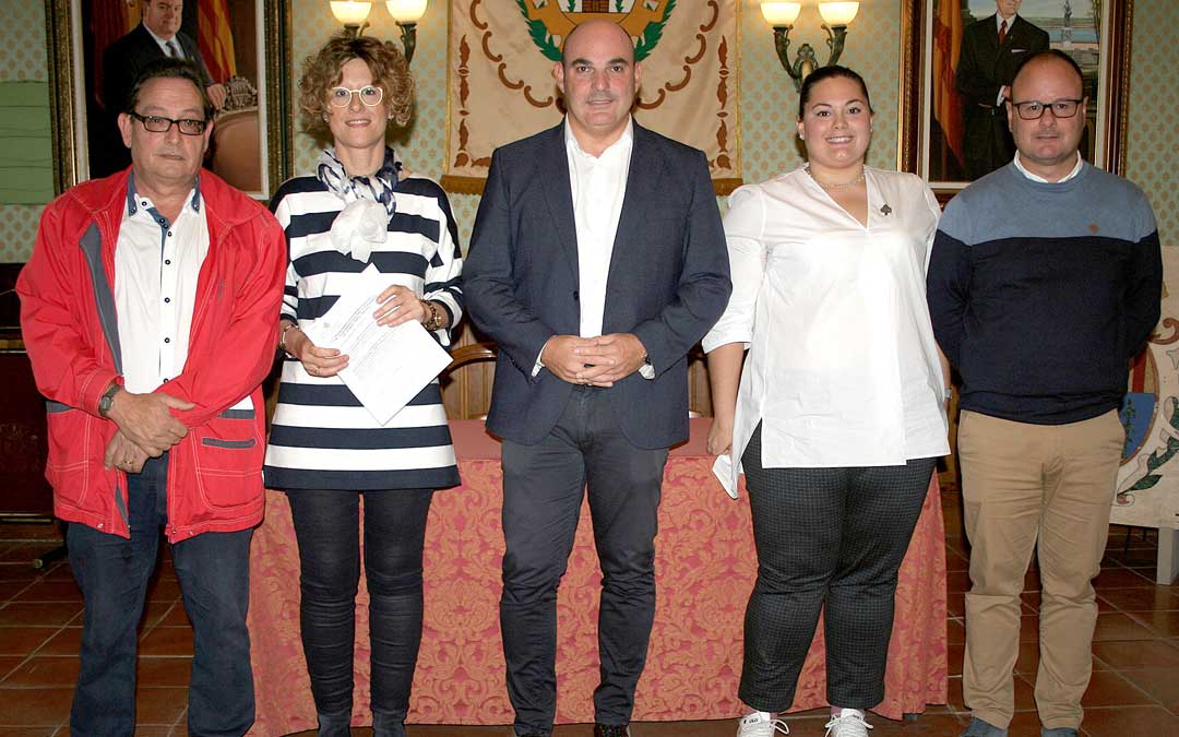 Firma de los convenios con entidades de Semana Santa en el Ayuntamiento. De izqda. a dcha., Barberán, Fuster, Gracia, Panadés y Navarro