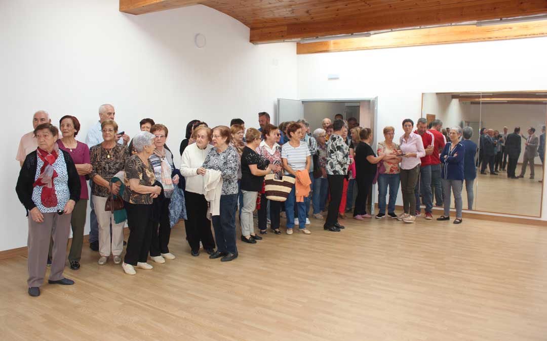 Muchos vecinos acudieron ayer al mediodía a ver el nuevo espacio. En la imagen, en la sala en la que se impartirán clases. l. castel