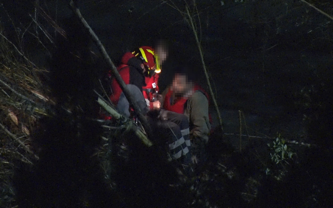 Instante del rescate por parte de un bombero del Parque de Alcañiz.