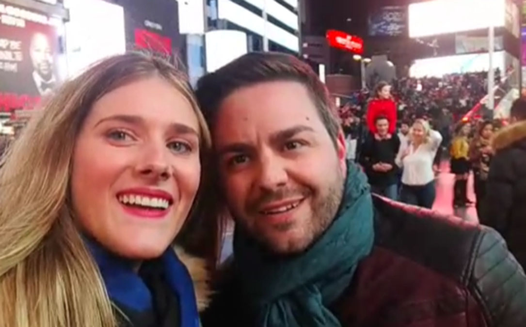 Rocatín y Sánchez a punto de entonar La Palomica en Times Square durante su luna de miel