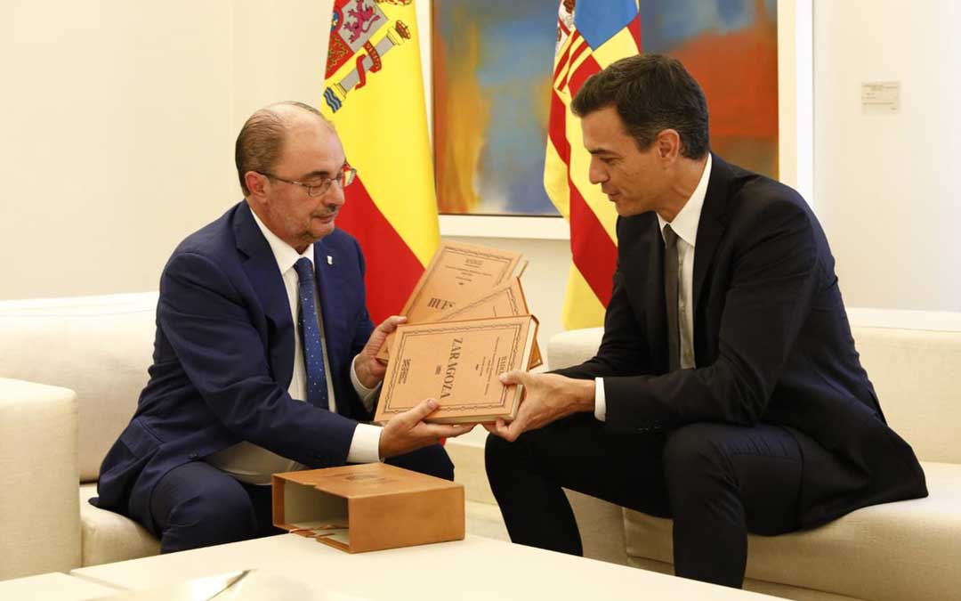 Instante de la reunión entre el presidente de Aragón y el de España. Delante, el presente con mensaje que llegó de Zaragoza. jorge villar