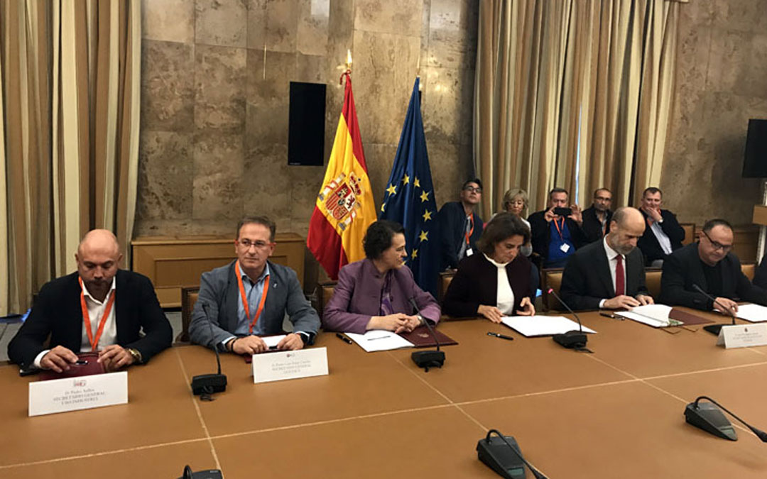 Firma este miércoles del Plan del Carbón en el Ministerio. En el centro, la Ministra Teresa Ribera. UGT