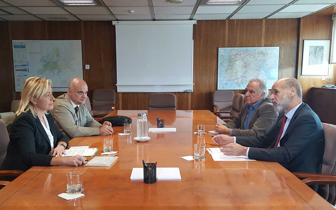Reunión ayer de la consejera Gastón con el secretario de Estado de Energía. dga