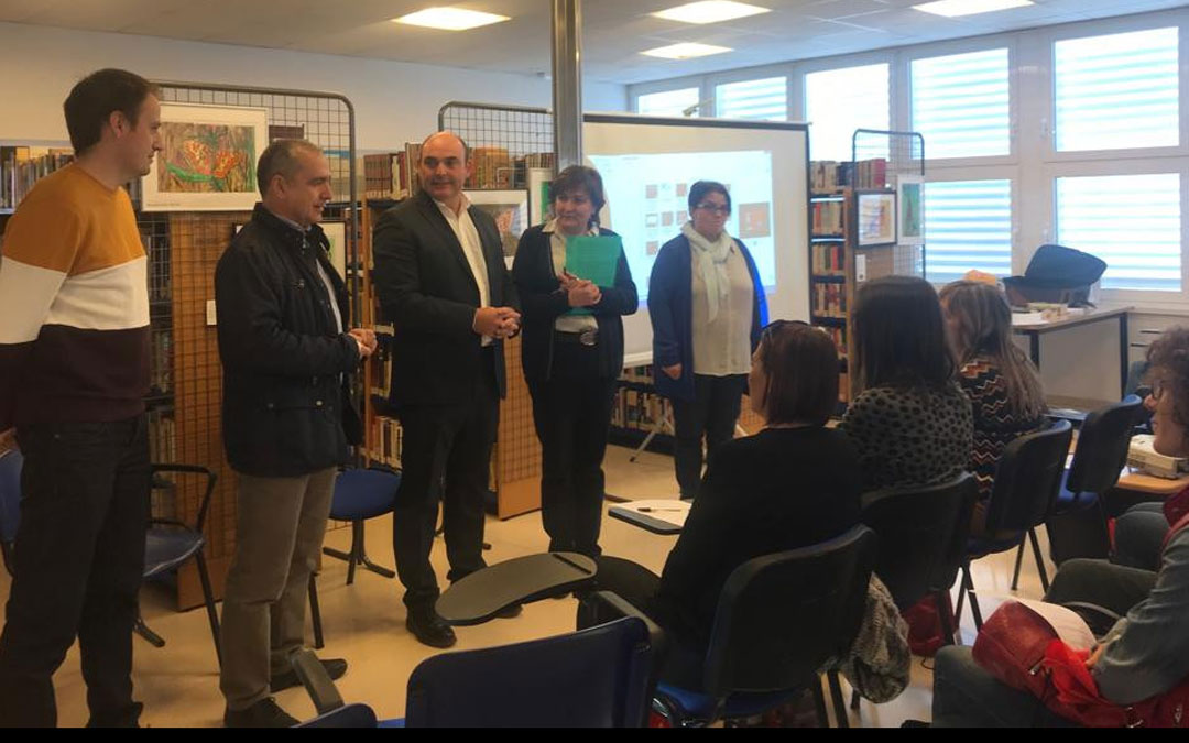El diputado de bibliotecas presentando la jornada en Mas de las Matas.