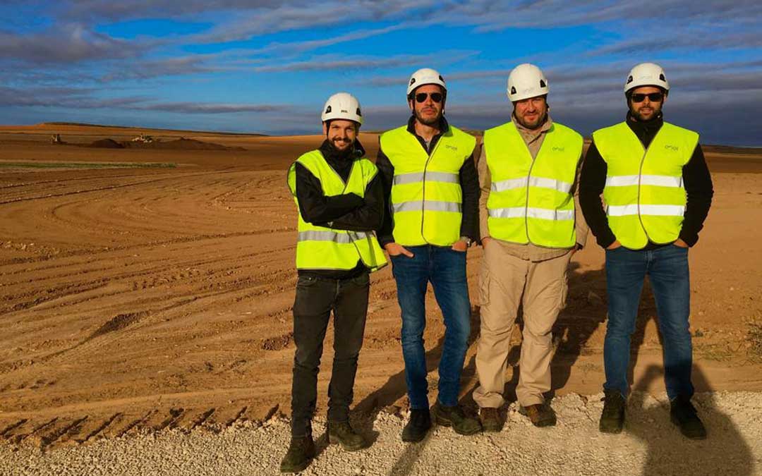 Equipo de construcción de los tres parques en Muniesa.