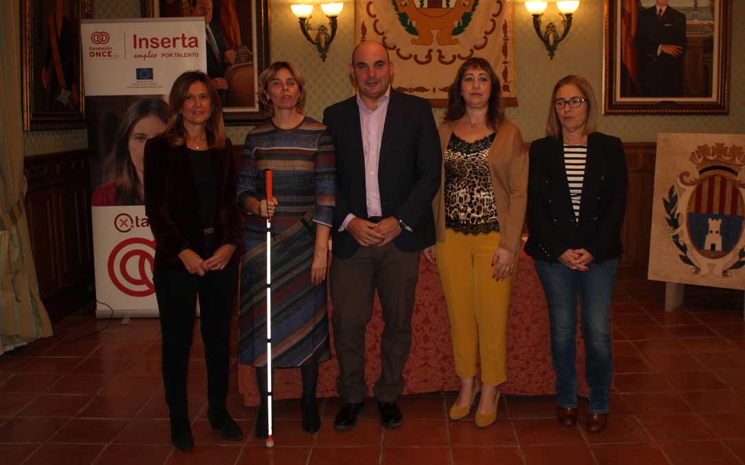 La directora de Inserta Empleo y el alcalde, ayer, junto con responsables de Inserta Aragón y la edil de Acción Social. l. castel