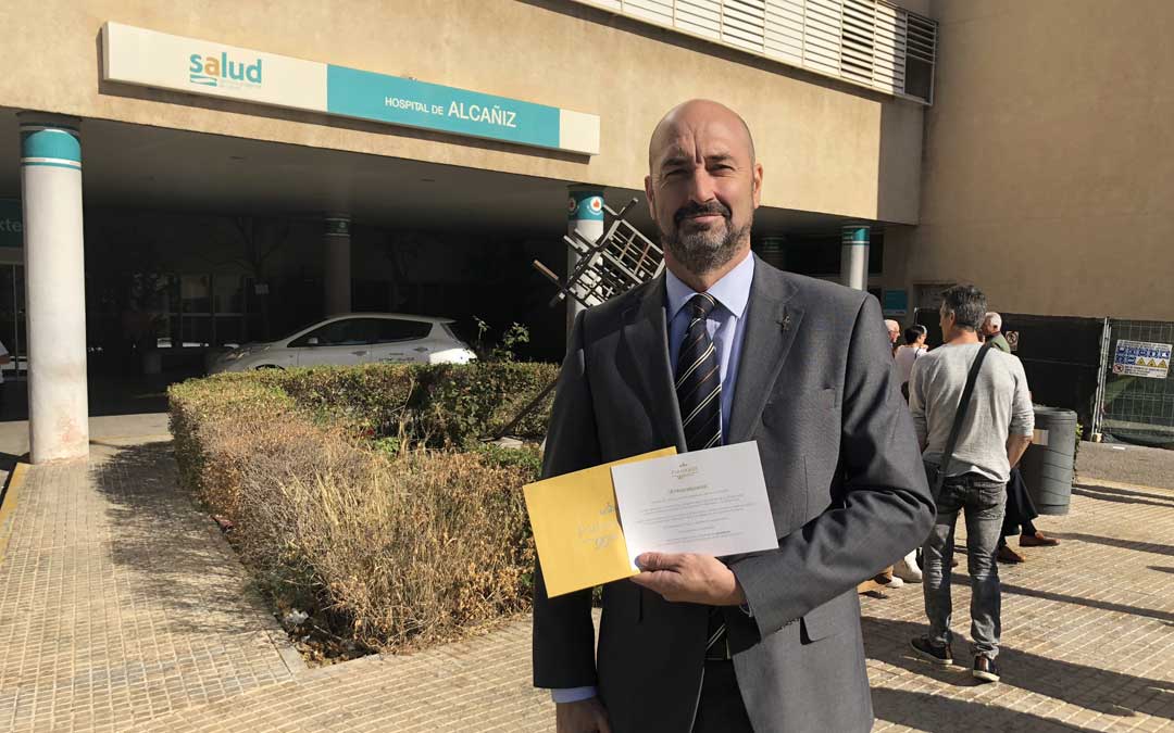 El director del Parador de Alcañiz, Alberto Hernández, con el bono de alojamiento que ha entregado a los primeros padres del 9 de octubre