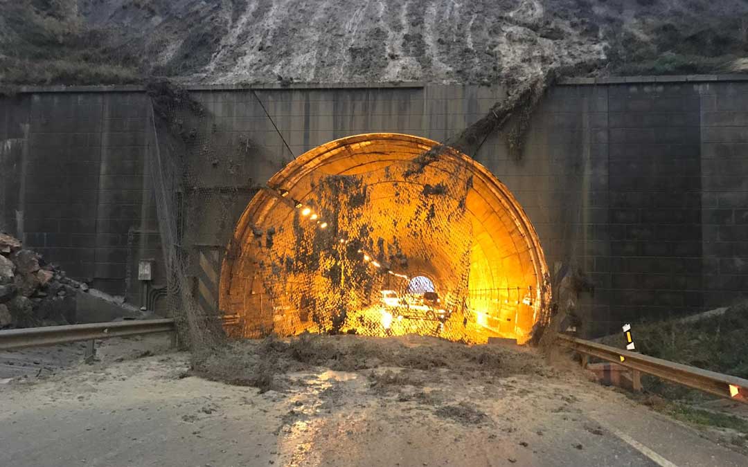 La malla que evita los desprendimientos se ha caído sobre la carretera en el túnel de Sant Just