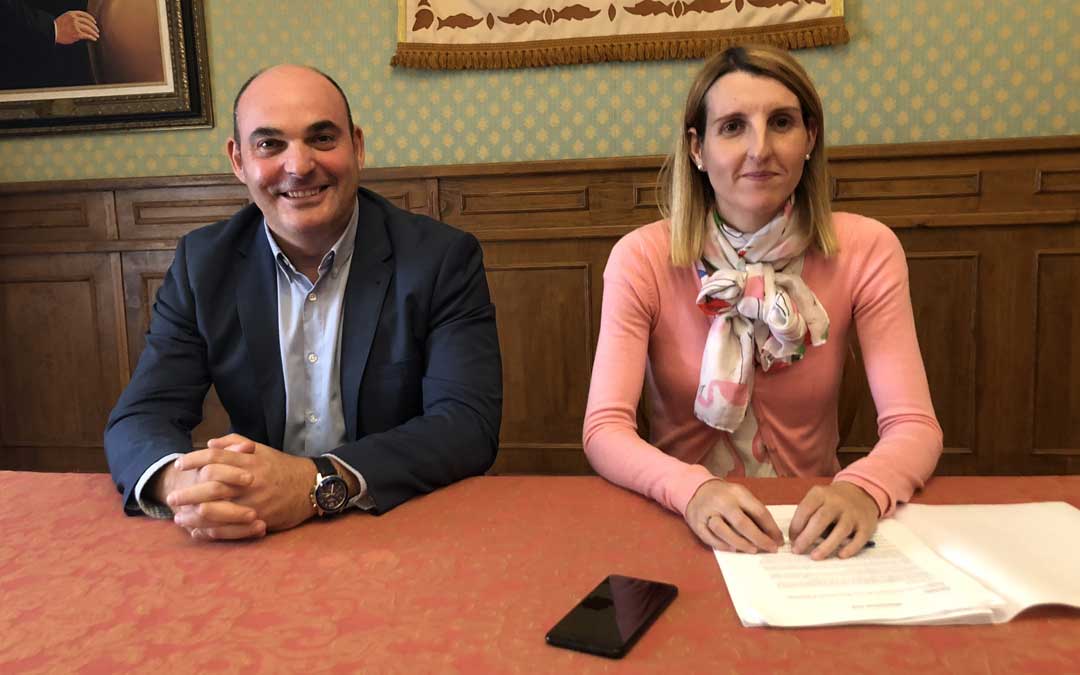 El alcalde y la concejal de Hacienda, este jueves, en rueda de prensa