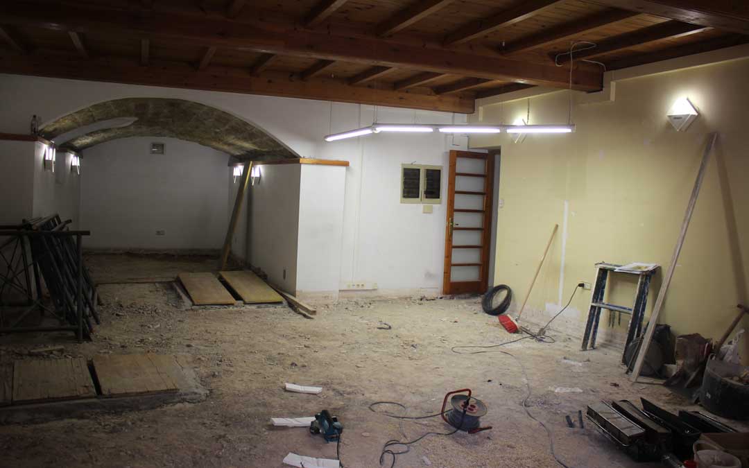 Estado del interior de la Oficina de Turismo, actualmente en obras, ayer al mediodía. l. castel