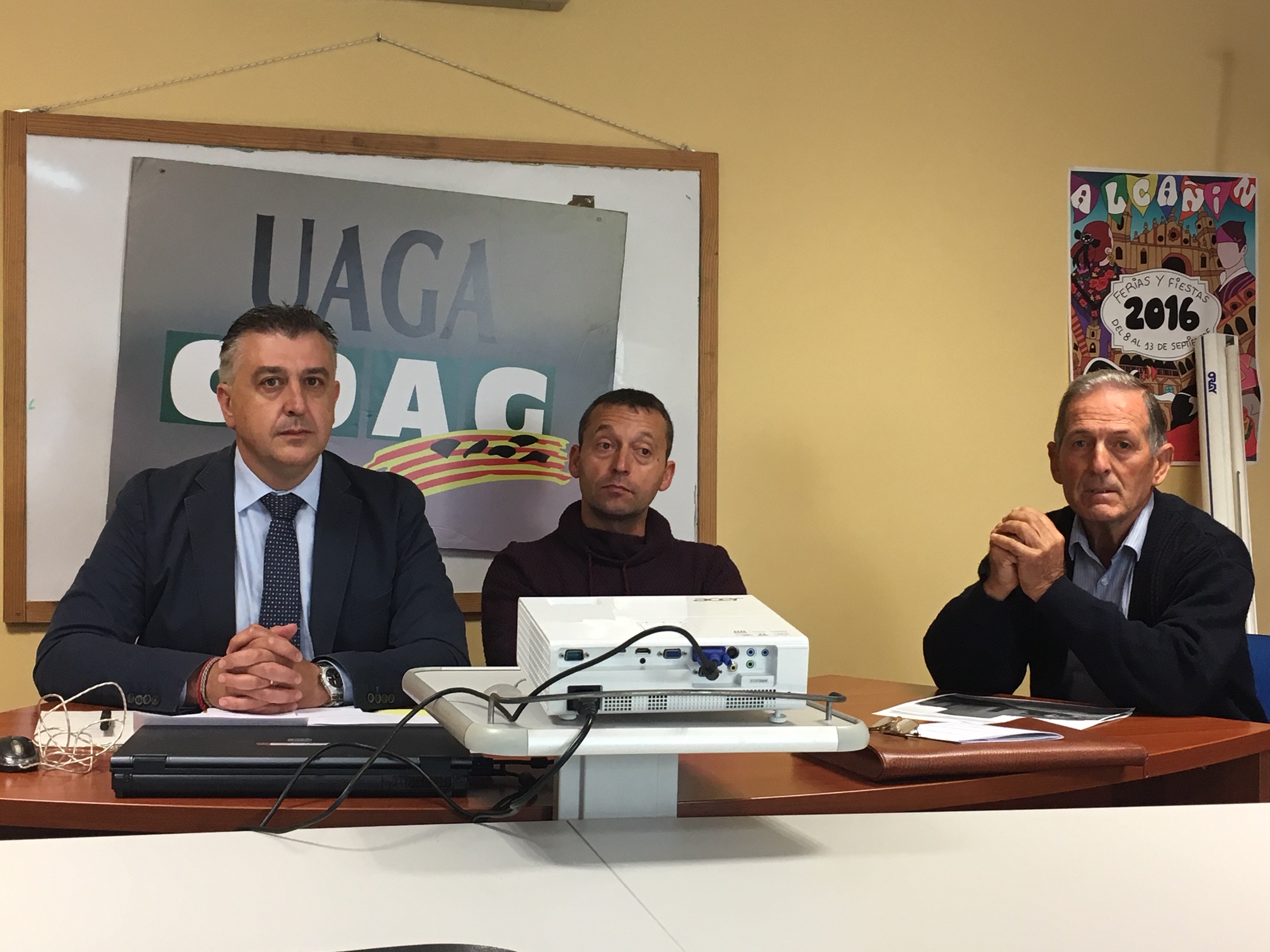Pablo Martínez (abogado de UAGA), David Andreu (Miembro de la Ejecutiva de UAGA por Teruel) y Antonio Egea este martes en la sede de UAGA