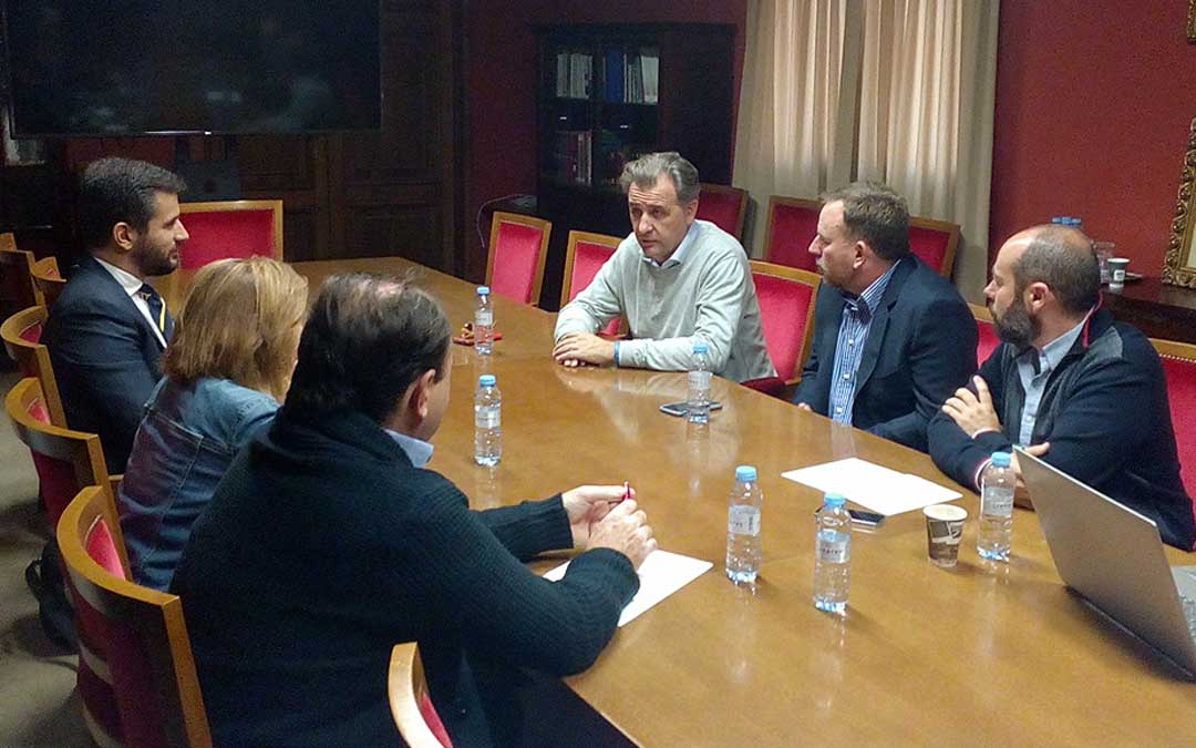 Las empresas del sector y el alcalde de Utrillas reunidos en el Ayuntamiento. ayto. utrillas