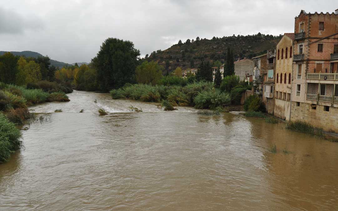 El río Matarraña en Valderrobres durante la mañana del viernes. J. L.