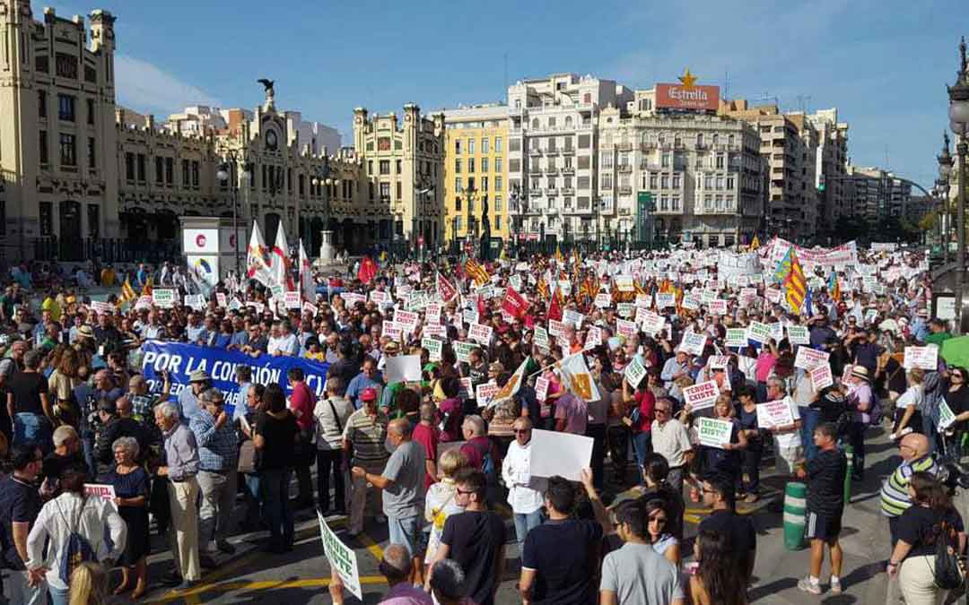 Miles de manifestantes este domingo en Valencia. HERALDO
