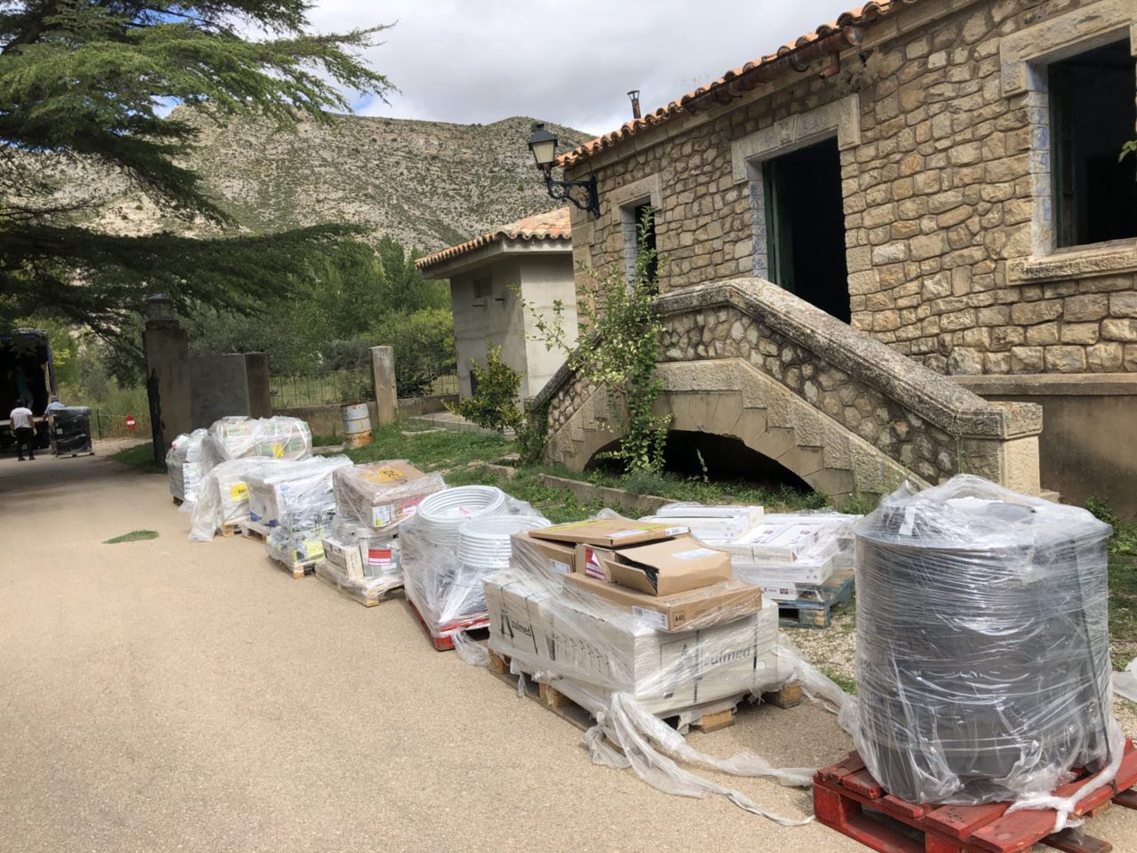 Las dos viviendas de la CHE se encuentran en la entrada del embalse de Cueva Foradada. En ellas vivían los vigilantes del pantano. APADRINAUNOLIVO.ORG