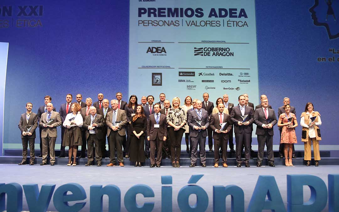 Foto de familia de los premiados