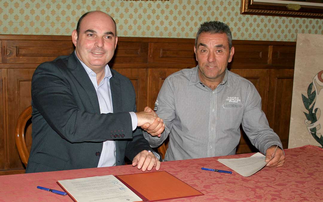El alcalde y el presidente de la D.O. del Melocotón. Foto: Ayto. Alcañiz