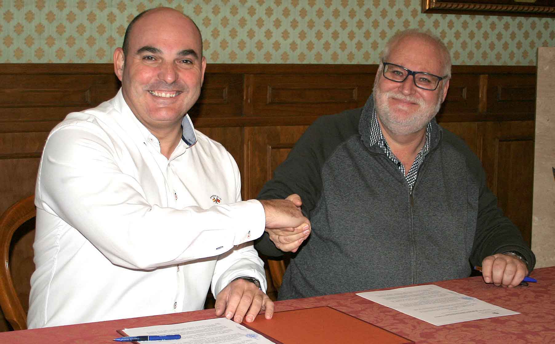 El acuerdo lo han firmado en la sede consistorial el alcalde de Alcañiz, Juan Carlos Gracia Suso, y el director del CPIFP Bajo Aragón, Manuel Antonio Garín Aznar