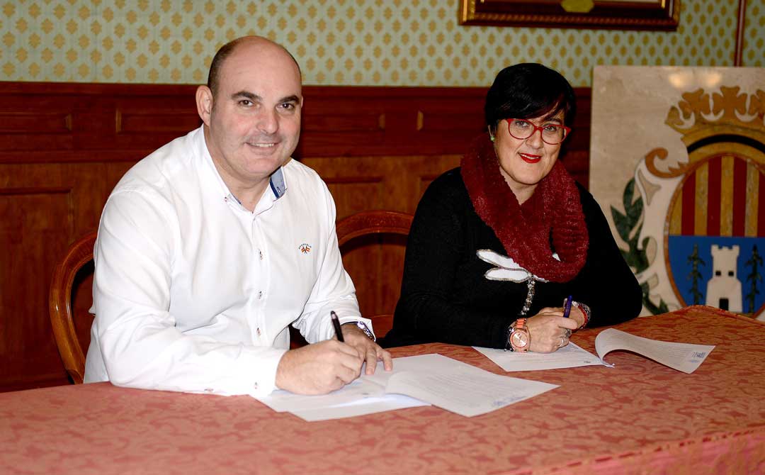 El convenio lo firmaron el alcalde de Alcañiz, Juan Carlos Gracia, y la presidenta de APAPBA, Rosario Serrano. Firma: Ayto. Alcañiz