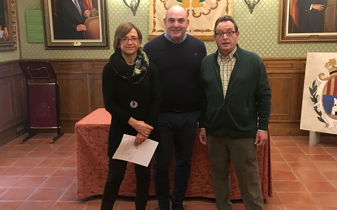 El alcalde (centro) con los representantes de la Semana Santa. ayto. alcañiz