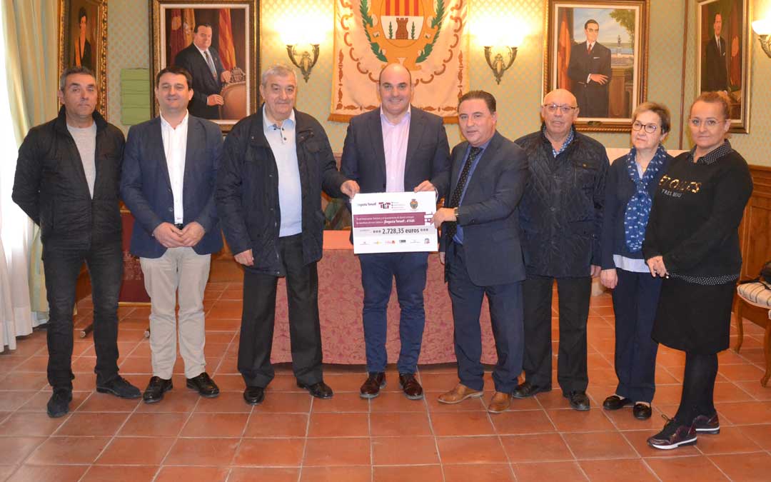Foto de familia de la entrega del cheque de Degusta Teruel. Firma: L. Castel