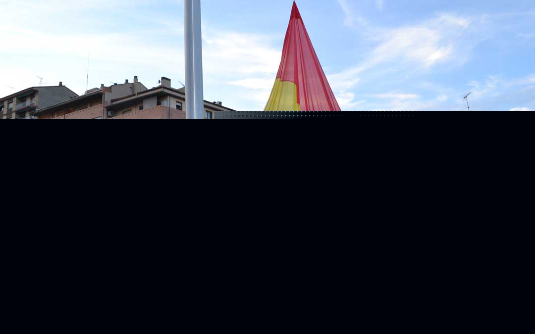 Los militares izando la bandera ayer por la tarde. j. vilchez