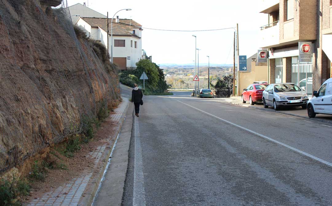 Los vecinos tienen que transitar por la calzada debido a que la acera está llena de tierra, con el peligro que conlleva. l. castel