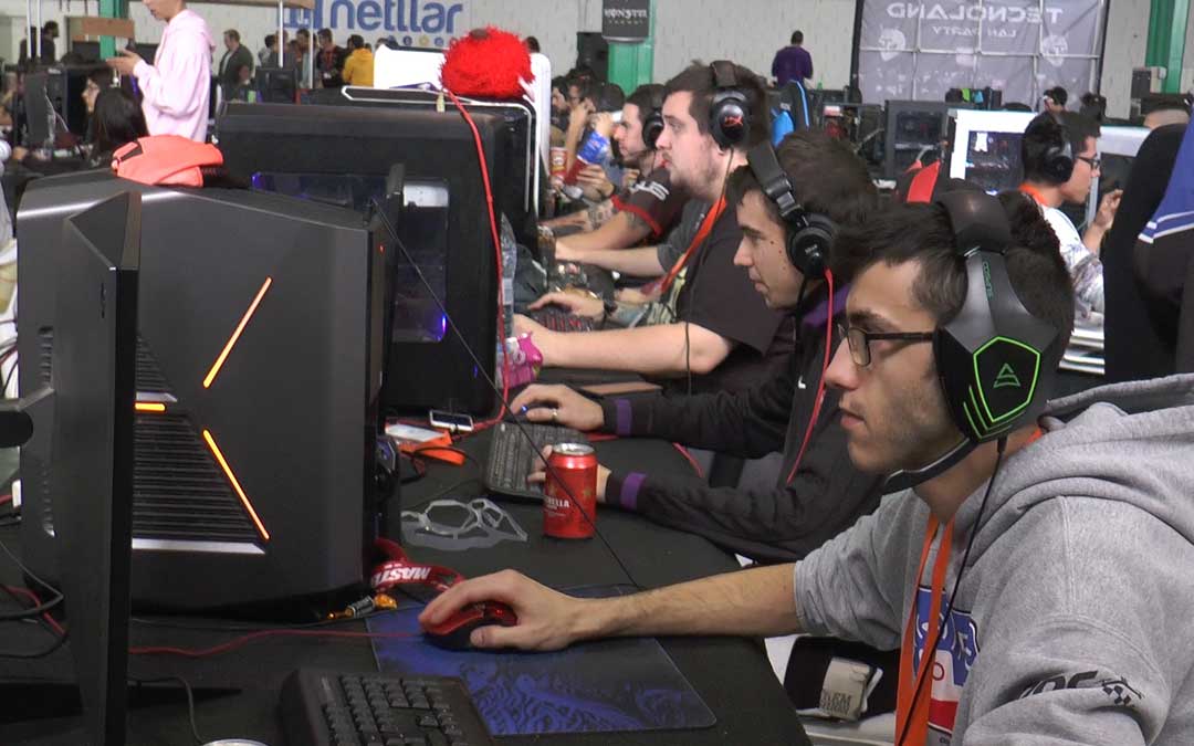 Los participantes jugando con sus ordenadores en el Recinto Ferial de Alcañiz.