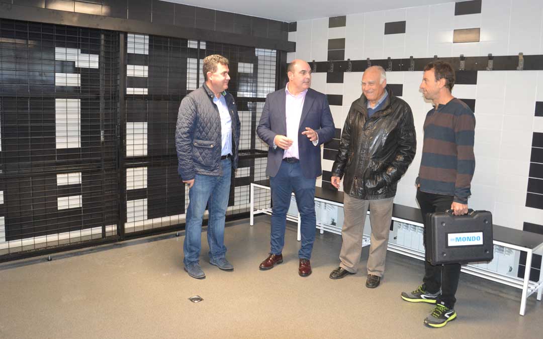 Entrega de llaves de los vestuarios al presidente del Alcañiz C.F; Miguel Ángel Domingo por parte del Ayuntamiento. En la imagen, el concejal de Deportes, Eduardo Orrios; el alcalde, Juan Carlos Gracia Suso; y el director del Servicio Municipal de Deportes, Carlos Herráez; el viernes.