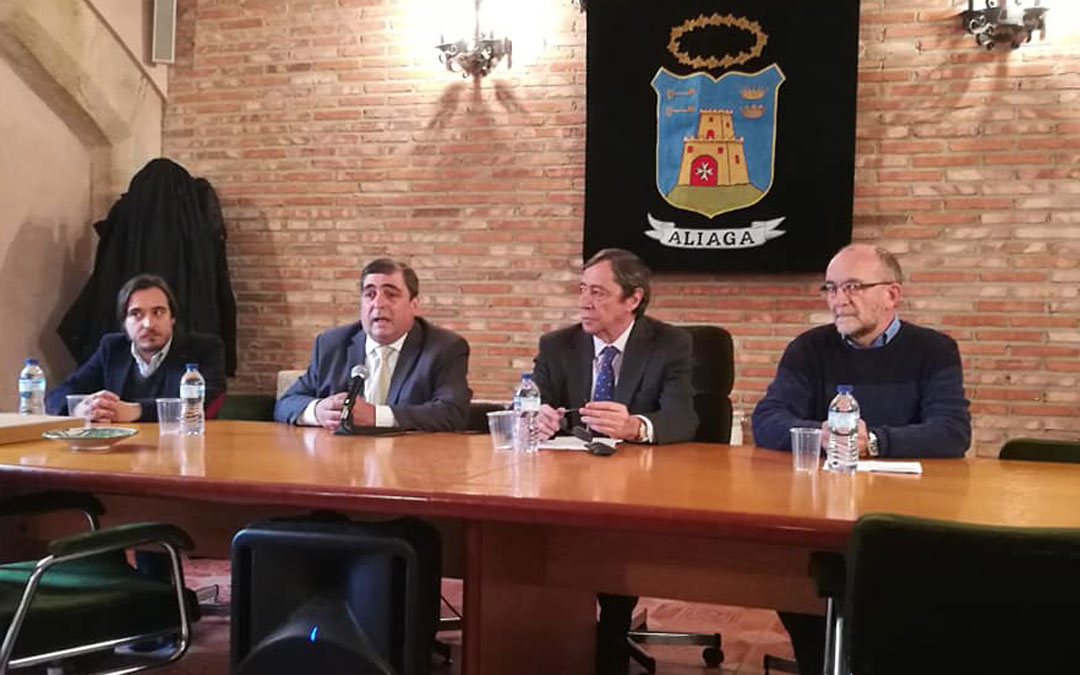 Mesa inaugural del acto ayer del 25 aniversario del parque geológico. berta zapater