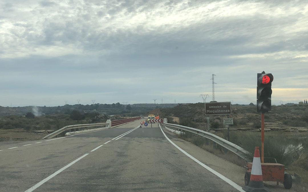 El tramo conflictivo de la A-221, a su paso por el embalse de Mequinenza, se encuentra en plena mejora. L.Q.V.