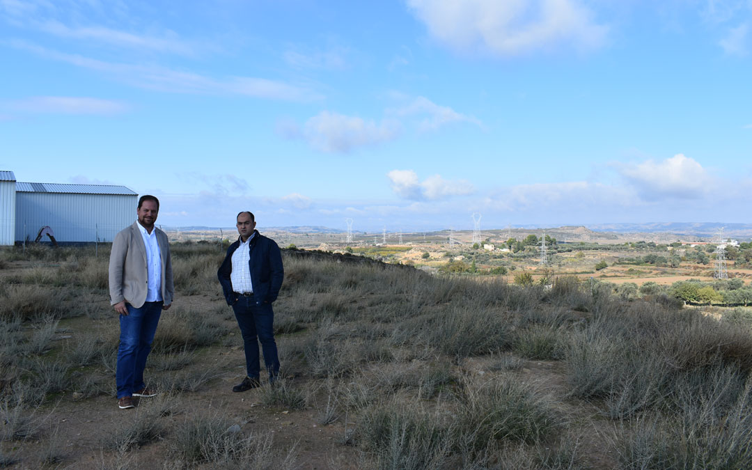 El presidente de APEC y el de la asociación de agricultores y ganaderos ayer en el lugar donde se ubicará el puerto seco. l. q.