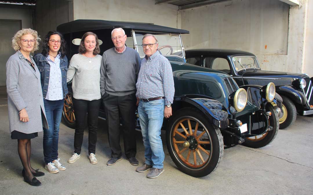 Charo Ruiz, la mujer de Enrique Clavero, junto a sus hijas Pilar y Victoria; y dos amigos que les han ayudado con los últimos flecos del coche, Miguel Gorriz y el mecánico José Mª Erruz; posando para La COMARCA la semana pasada.