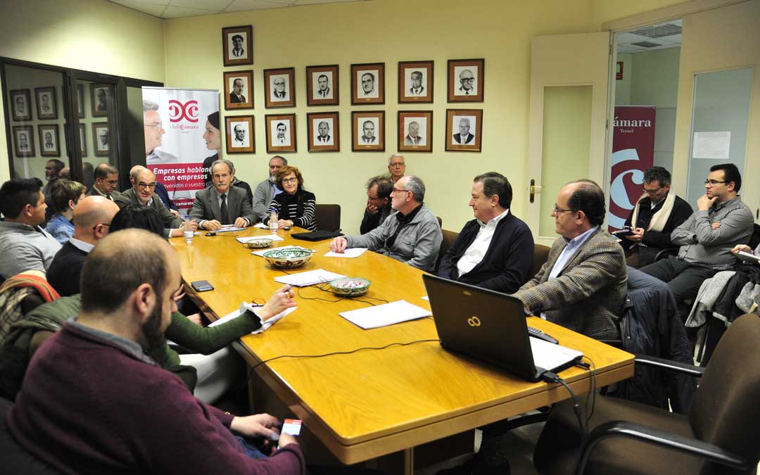 Reunión del director general de Industria, Jesús Sánchez Farraces, con los comerciantes de Teruel. Firma: DGA