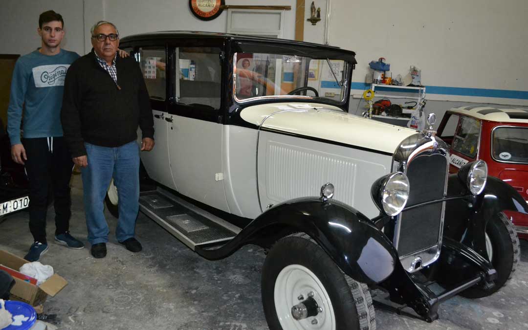 El coleccionista Emilio Sánchez junto con David Martínez, del taller Ángel Martínez, quien ha trabajado en la restauración. l. castel