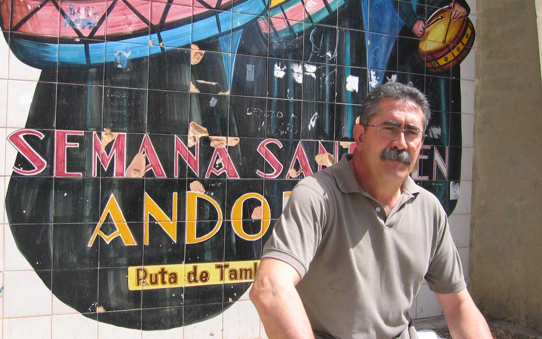 Javier González Sediles posando para el periódico La COMARCA durante una de sus entrevistas en su etapa de presidente de la Ruta