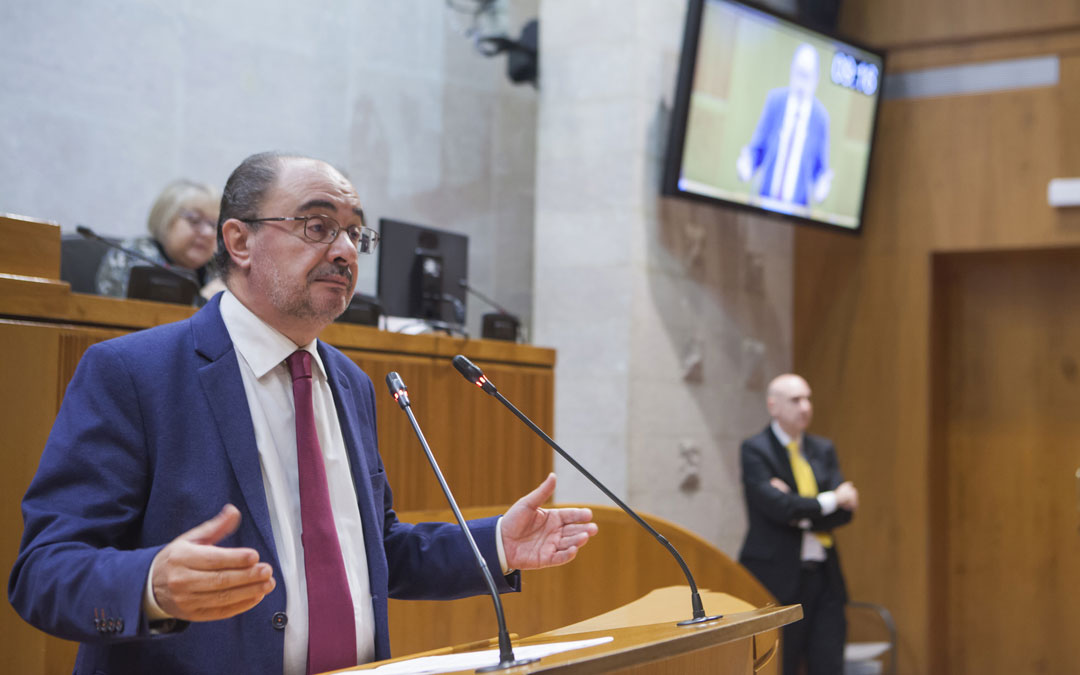 Javier Lambán ayer al comenzar su intervención en las Cortes. DGA