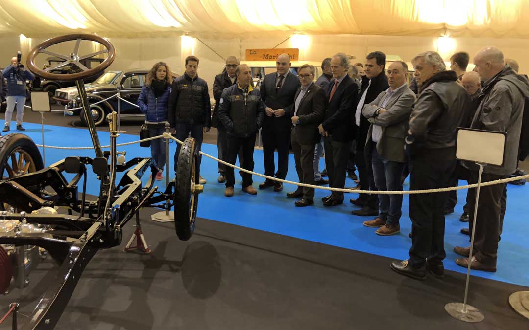 Las autoridades observando el Chasis del Renault Coupé Chofer EF de 1911 de Ángel Martínez