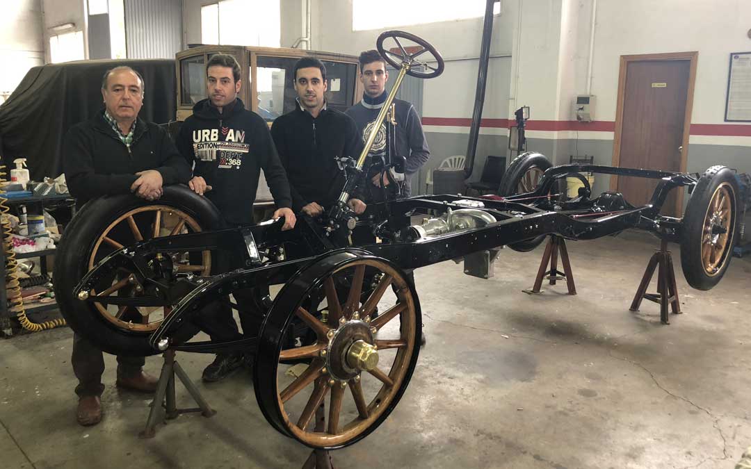 Ángel Martínez junto con sus tres hijos (Ángel, Javier y David), quienes le ayudan en la restauración del Renault Coupé Chofer EF de 1911