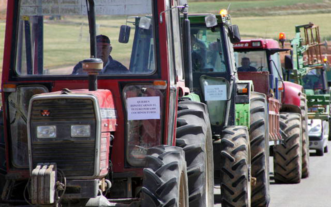 Protesta con tractores de los agricultores aragoneses / Antonio García, Heraldo.