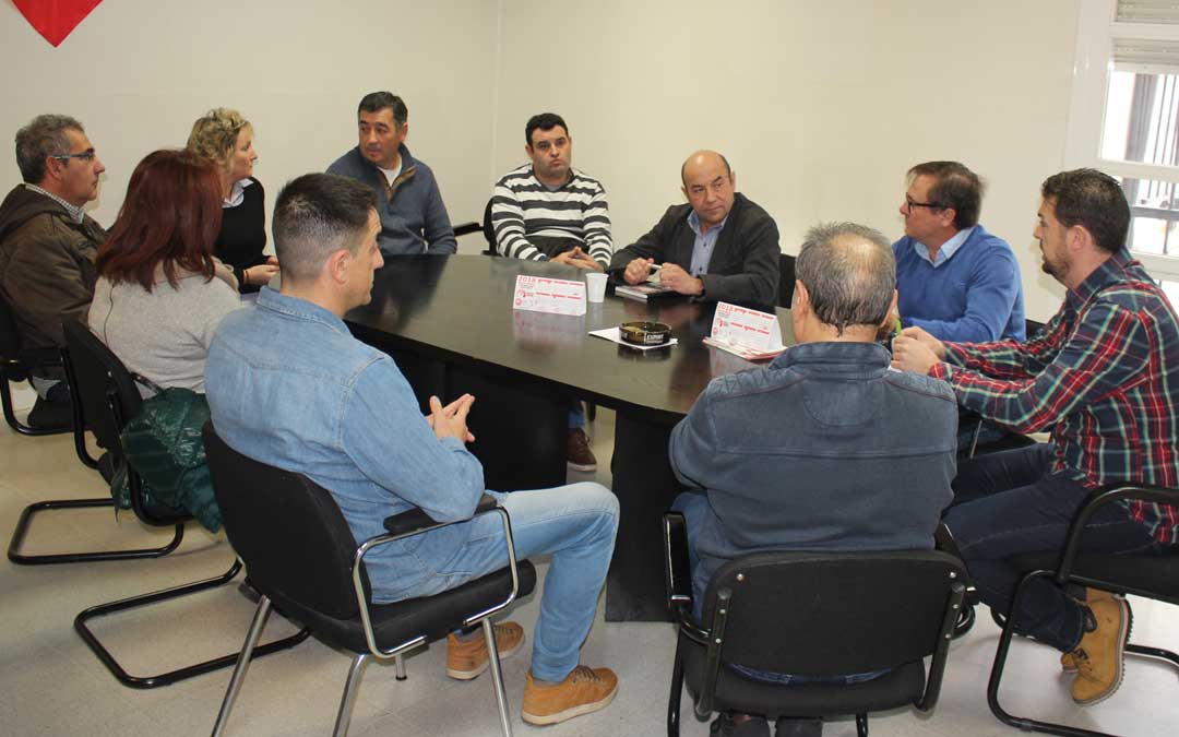 Responsables de UGT Aragón, Teruel y Andorra junto a representantes sindicales del Ayuntamiento y de algunas subcontratas de Endesa (Maessa, Sabico, Garnica y Nervión), este jueves, en la sede del sindicato en la Villa Minera. l. castel