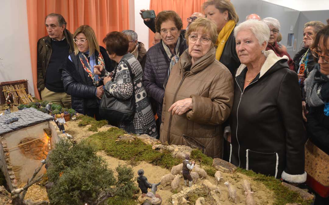 Numerosos vecinos observando el belén aragonés de Urrea