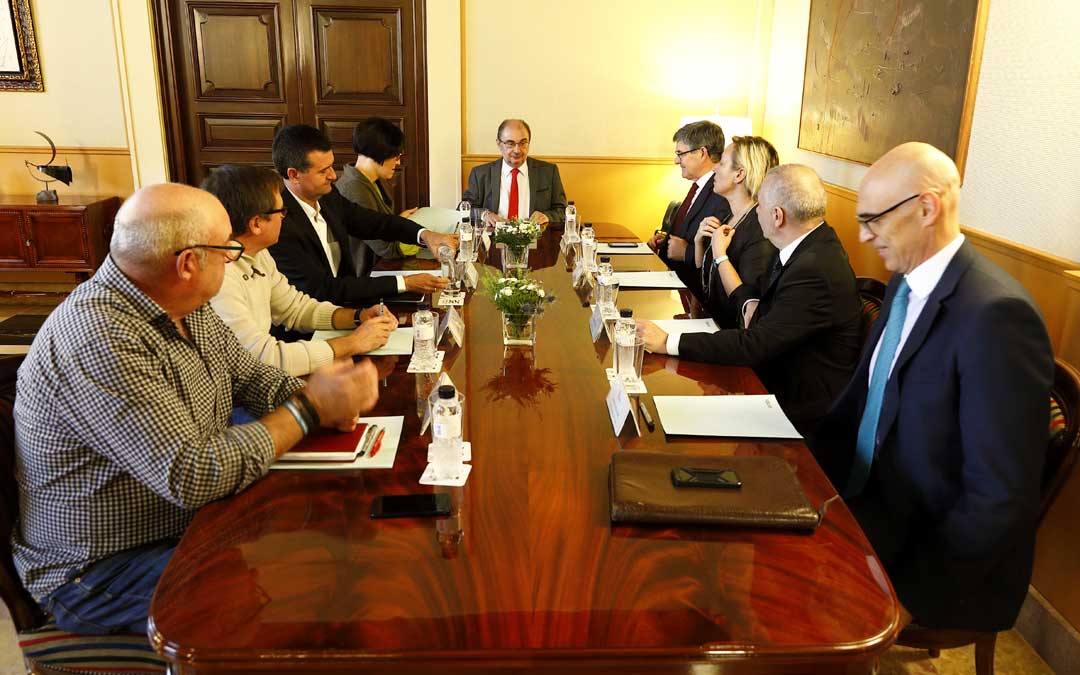 Lambán presidiendo la reunión este viernes en el Pignatelli