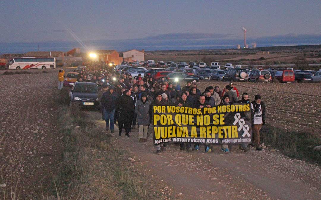 Diciembre 2018. Un año después del triple crimen de Andorra los vecinos llevaron a cabo una marcha en homenaje a las víctimas./ Pablo Marqués