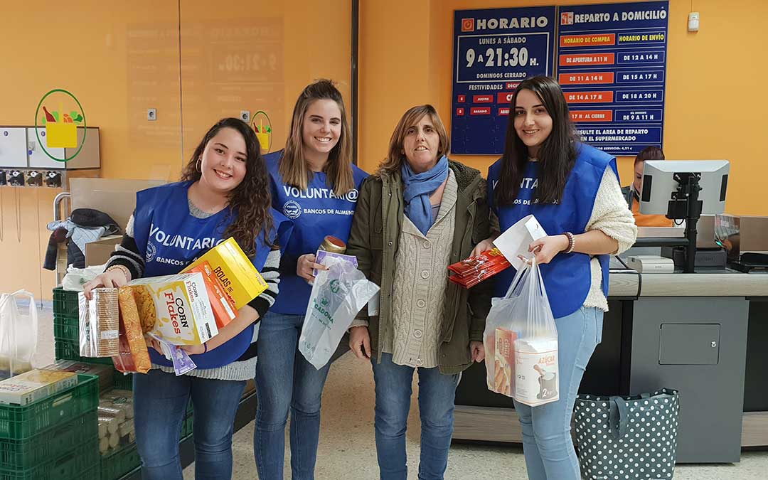 Voluntarias y donante en la recogida de alimentos